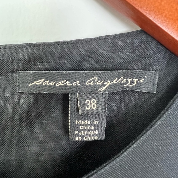 Elegant Black Sleeveless Top - Picture 3 of 6